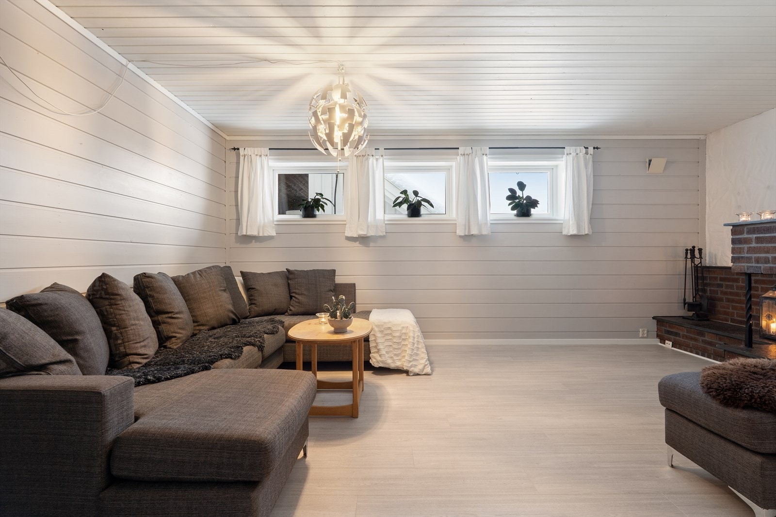 Veldig hyggelig oppholdsrom i sokkeletasje, med full takhøyde, nytt gulv samt ildsted med peisinnsats. Galleribilde