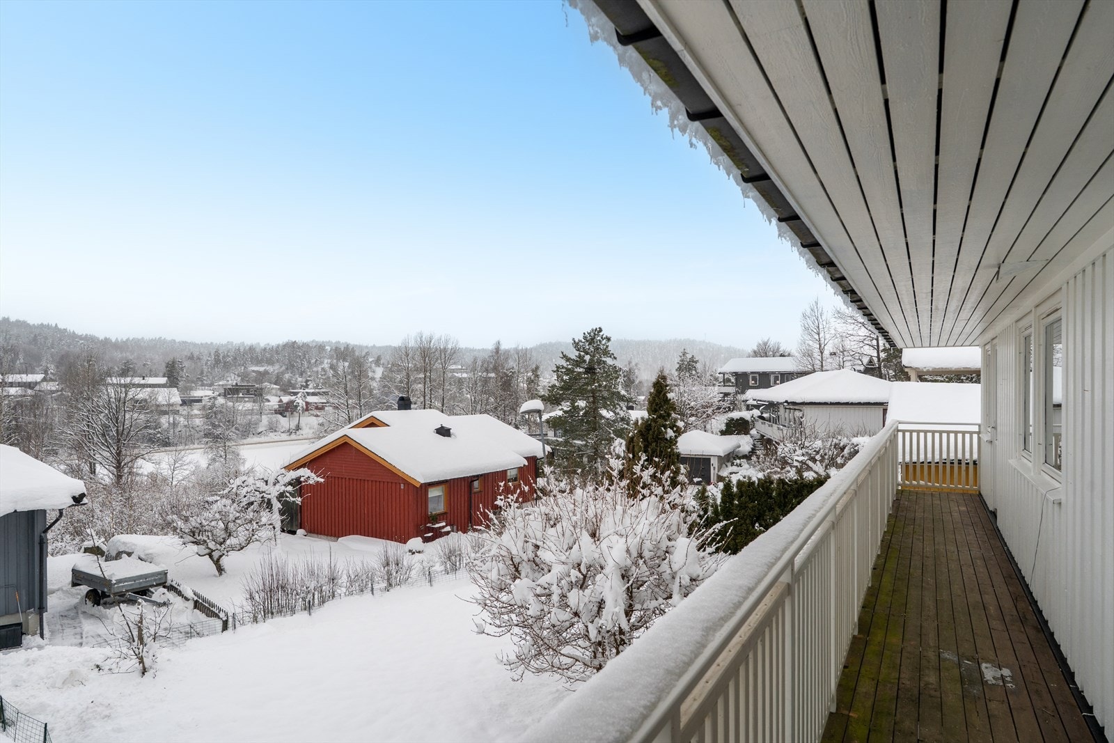 Lang balkong gir panoramautsikt over nabolaget og omkringliggende natur. Galleribilde
