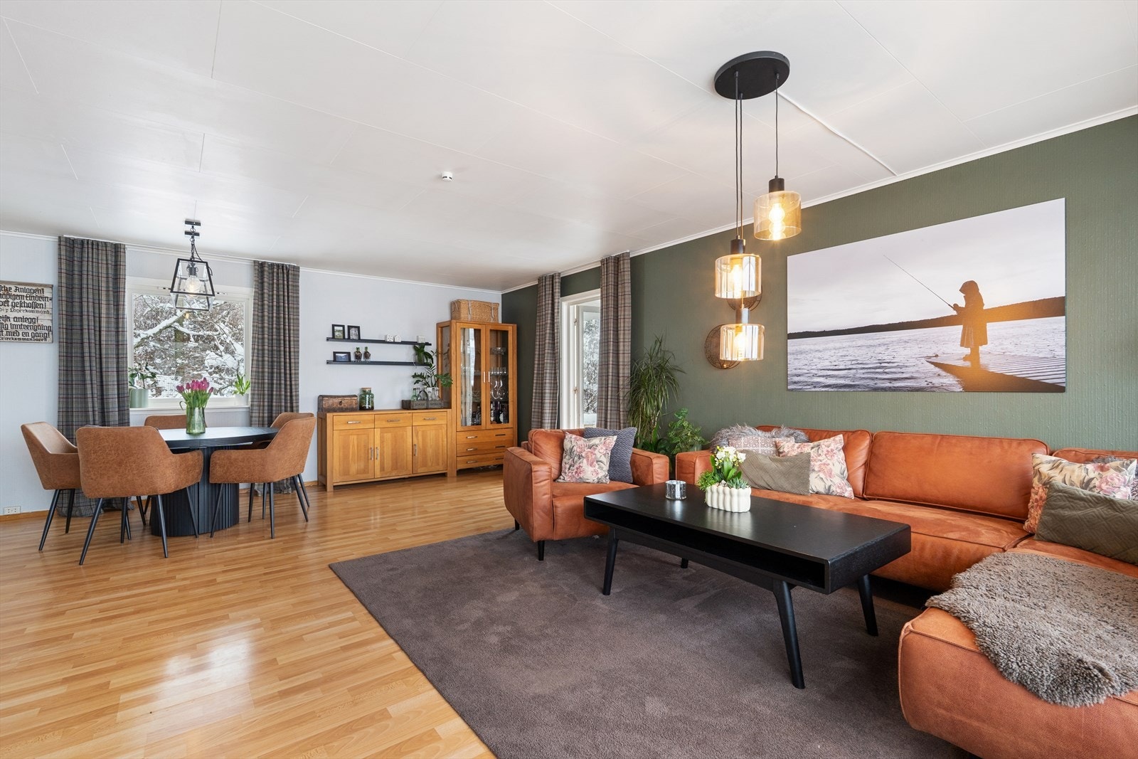 Plass til komfortabel sofagruppe gir gode samlingsmuligheter. Galleribilde