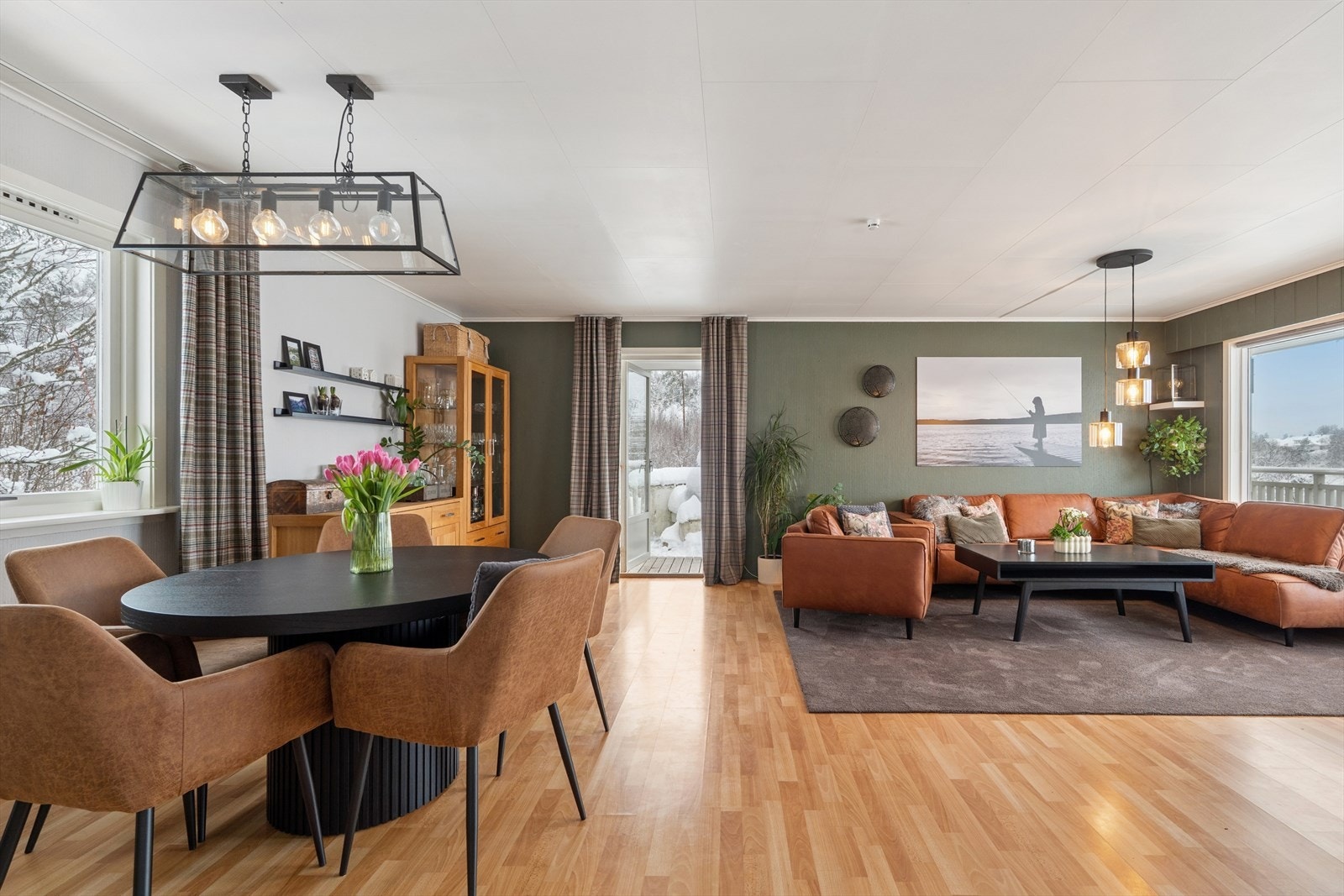 Stuens gode utforming og de tidløse fargevalgene på vegger legger et godt grunnlag for å innrede rommet etter eget ønske. Galleribilde