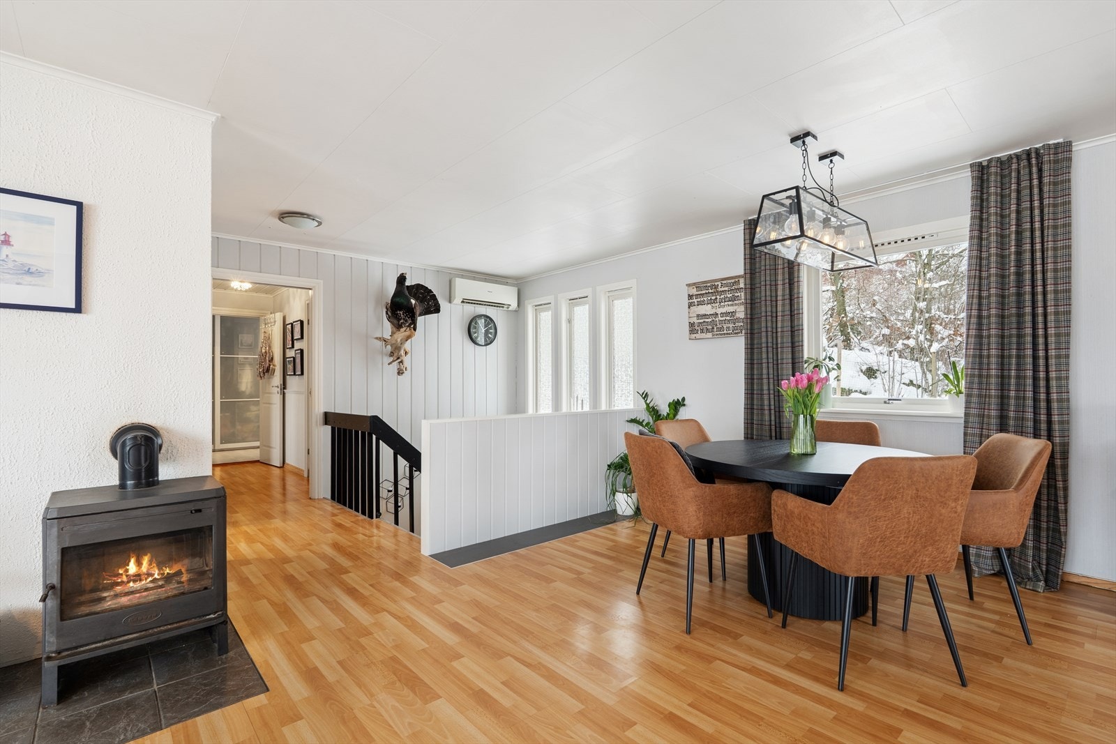 Vedovn i stuen gir effektiv oppvarming og koselig atmosfære. Galleribilde