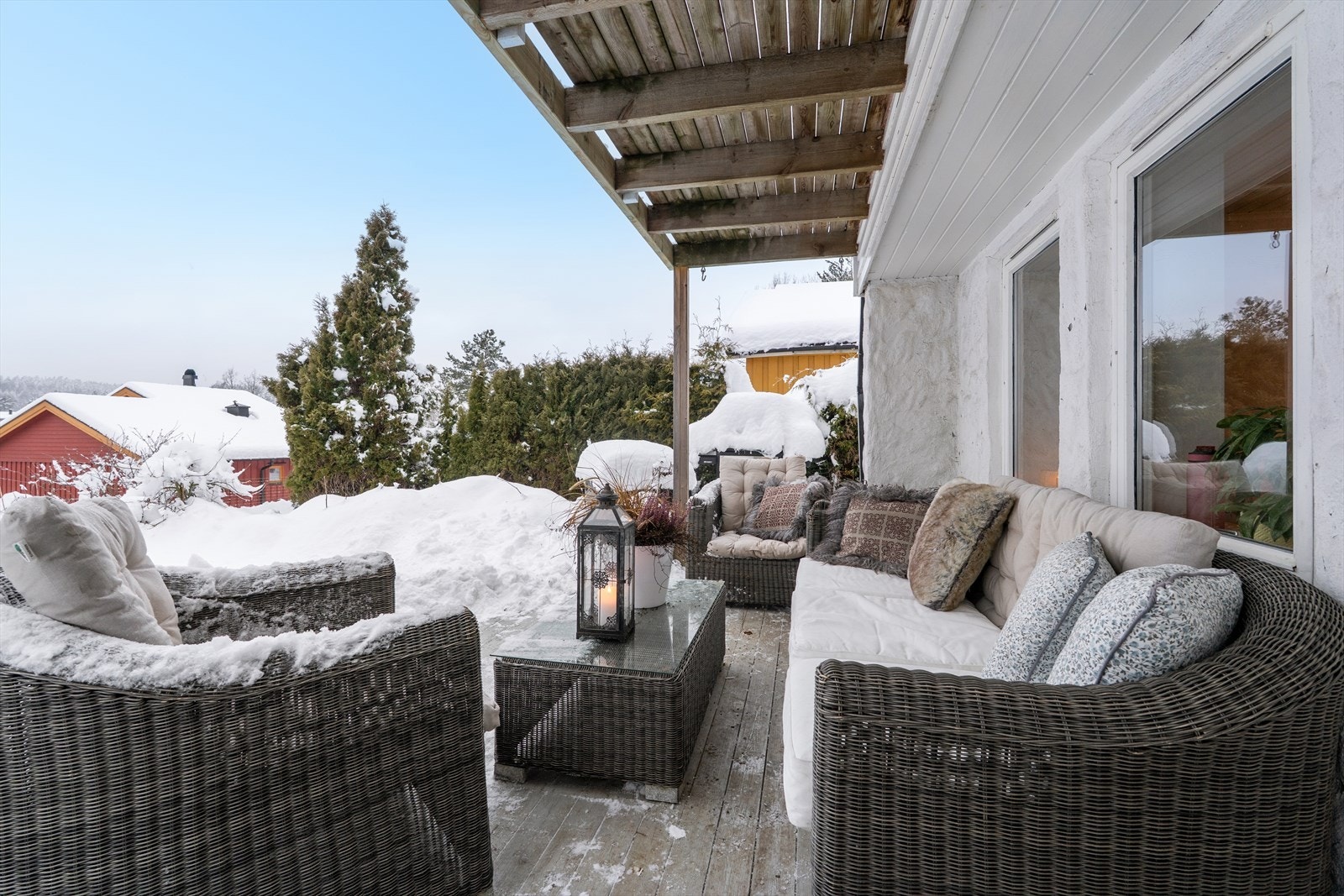 Overbygd markterrasse med tredekke ved inngang. Galleribilde