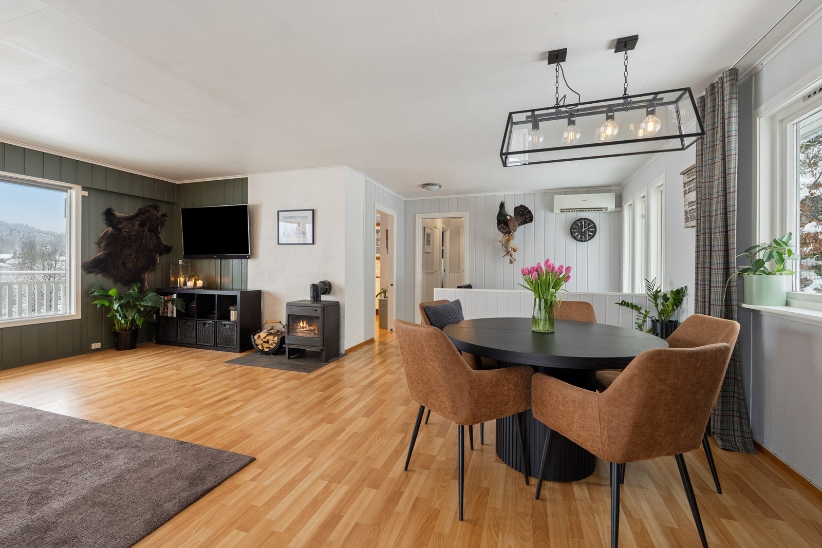 Luft til luft varmepumpe er montert for jevn temperaturkontroll. Galleribilde