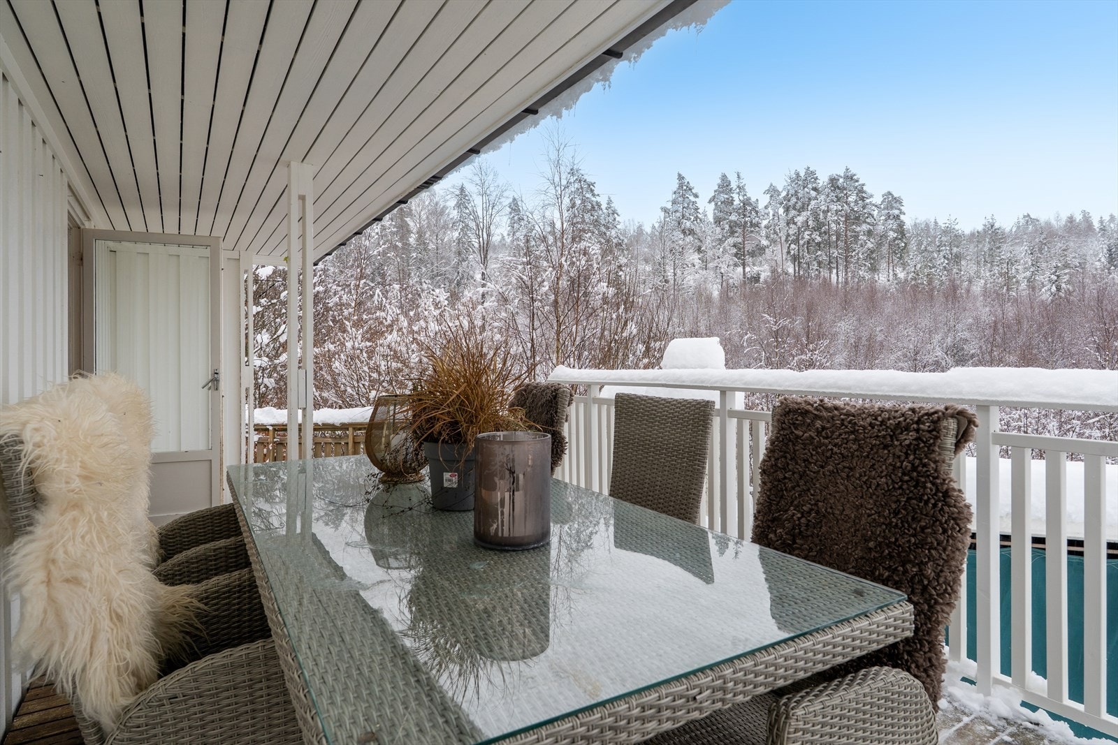 Overbygd terrasse med spisebord gir mulighet for måltider utendørs året rundt. Galleribilde