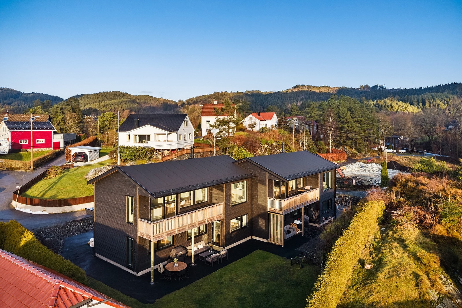 Dagligvare er en kort spasertur unna, hvor man har blant annet Bunnpris med en gangavstand på 6 min og Kiwi med en gangavstand på 14 min. Galleribilde