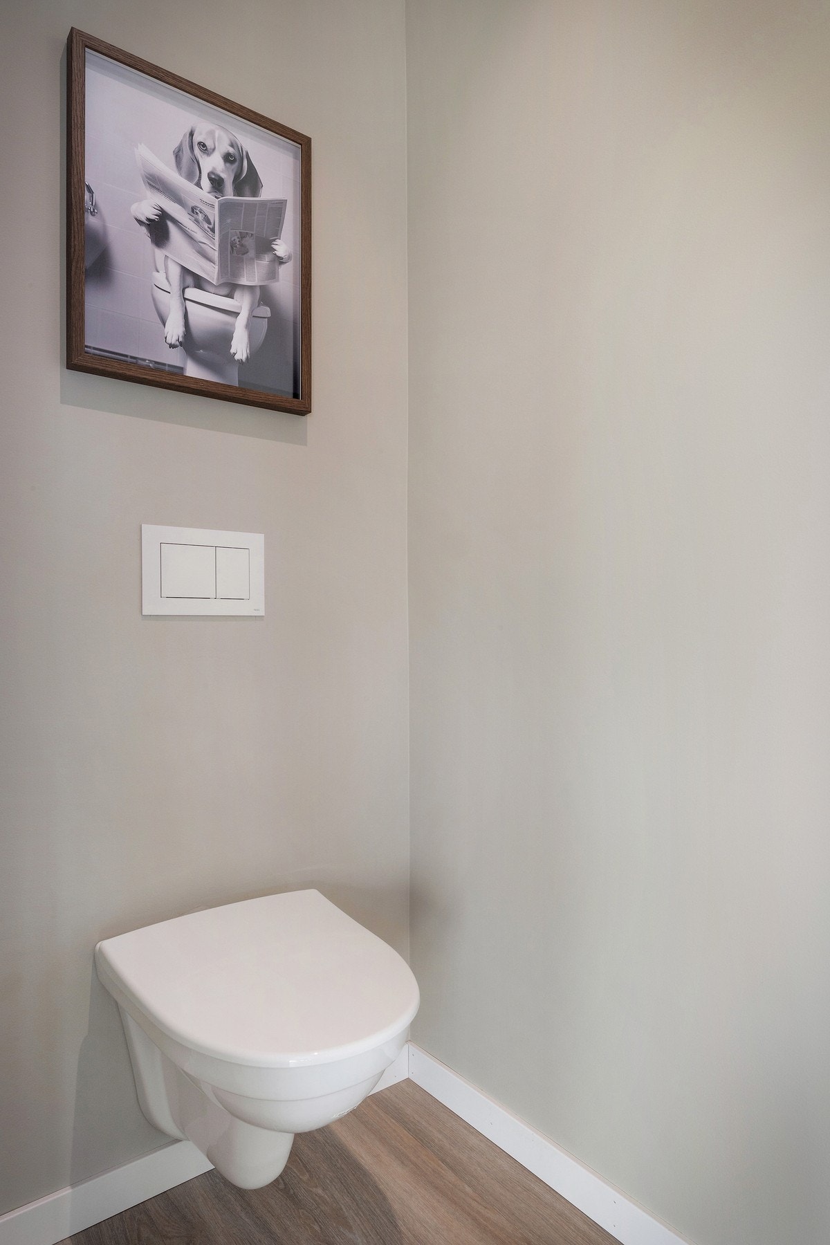 Toalettet har veggehengt toalett. Galleribilde