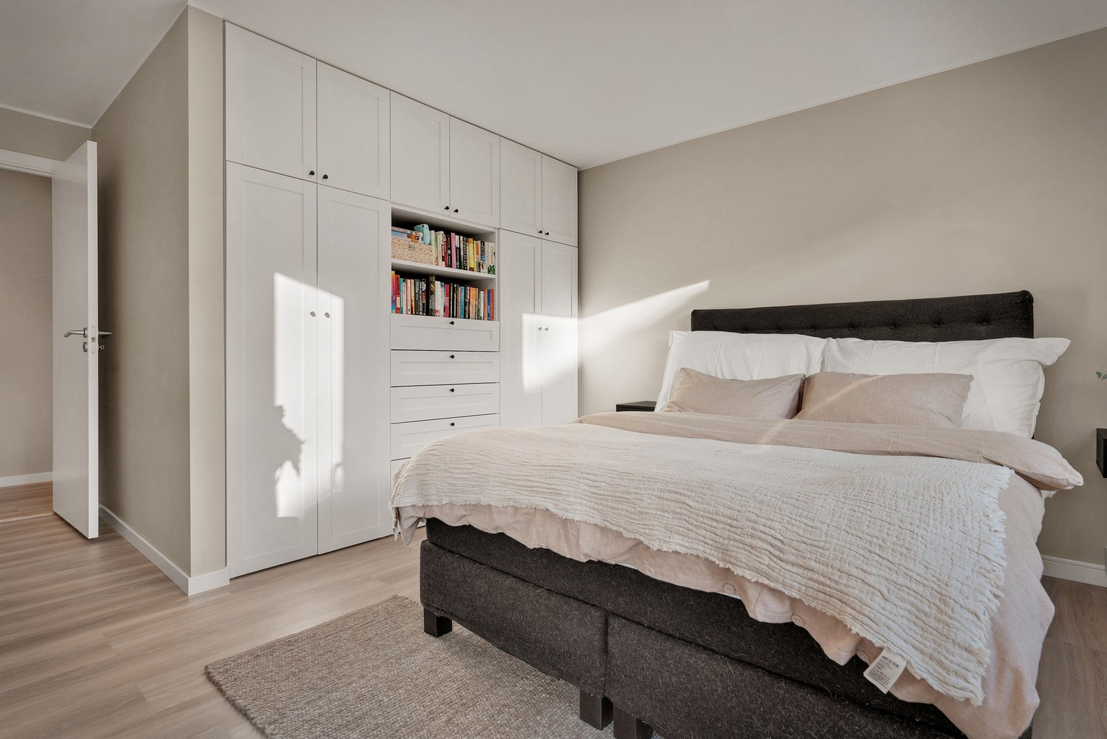 Hovedsoverommet er på hele 15,4 kvm. Her har man god plass til en stor garderobe. Galleribilde