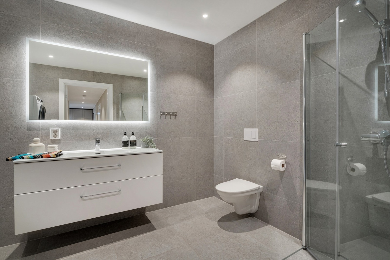 Et flott og moderne bad med fliser på både gulv og vegger. Galleribilde