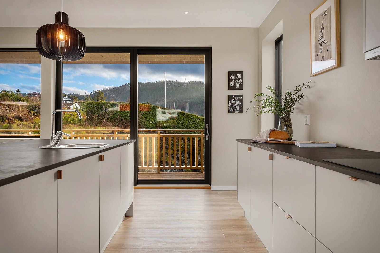 Fra kjøkkenet er det utgang til en nydelig uteplass på 12 kvm. Galleribilde