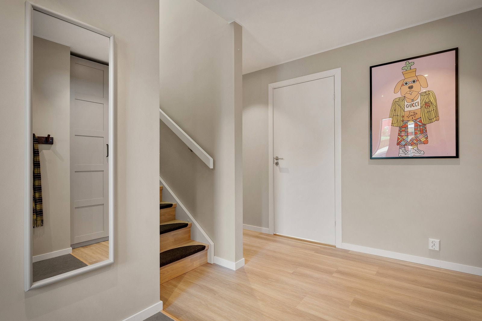 Beveger vi oss ned i 1. etasje finner vi en åpen entre, 3 soverom, bod og bad. Galleribilde