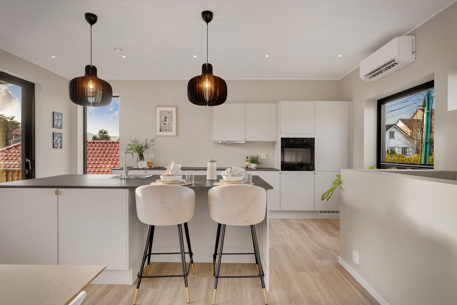 Skapdørene har glatte fronter og benkeplaten er laminat. Galleribilde