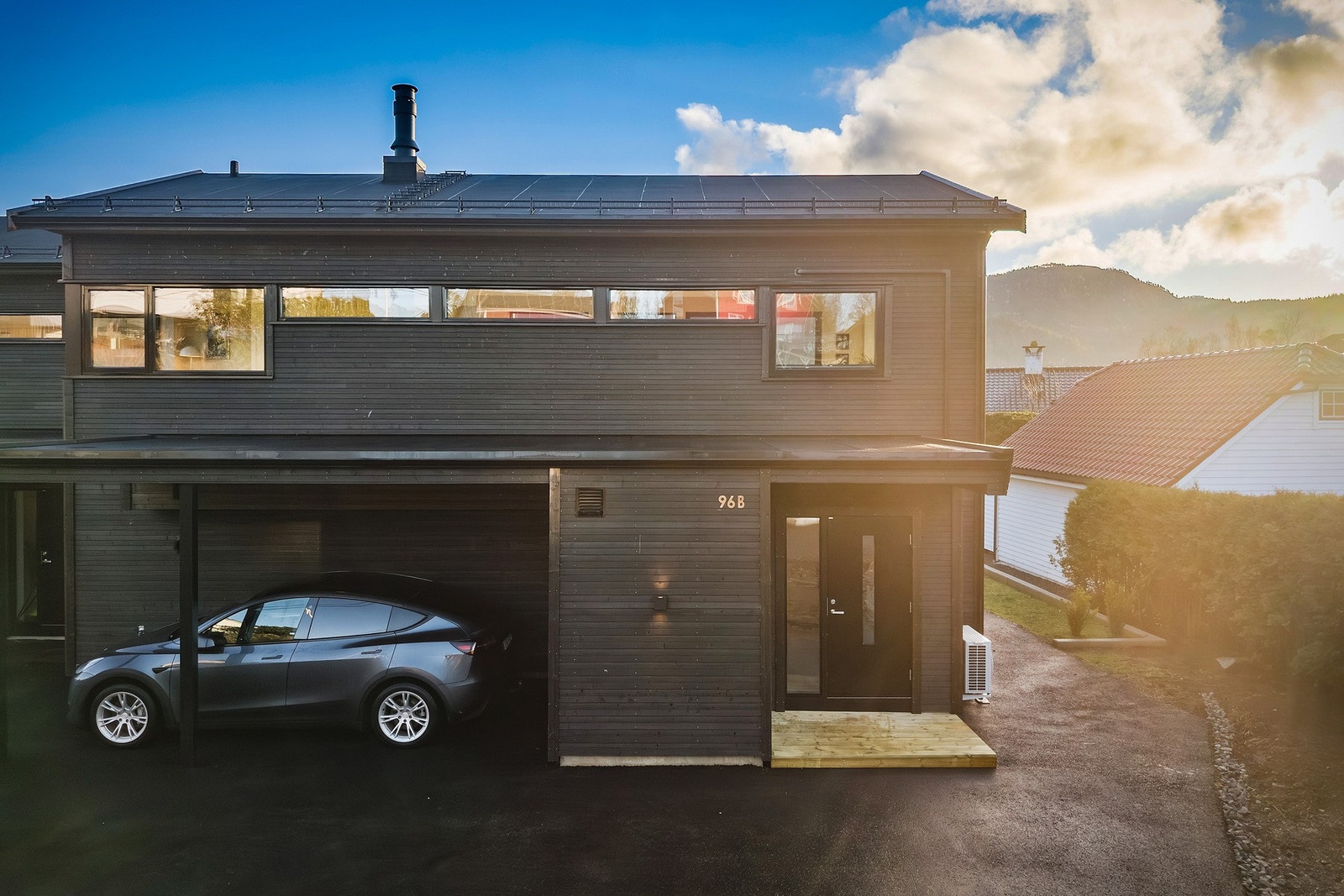 Boligen har gode parkeringsmuligheter inkludert carport, samt en utvendig bod. Galleribilde