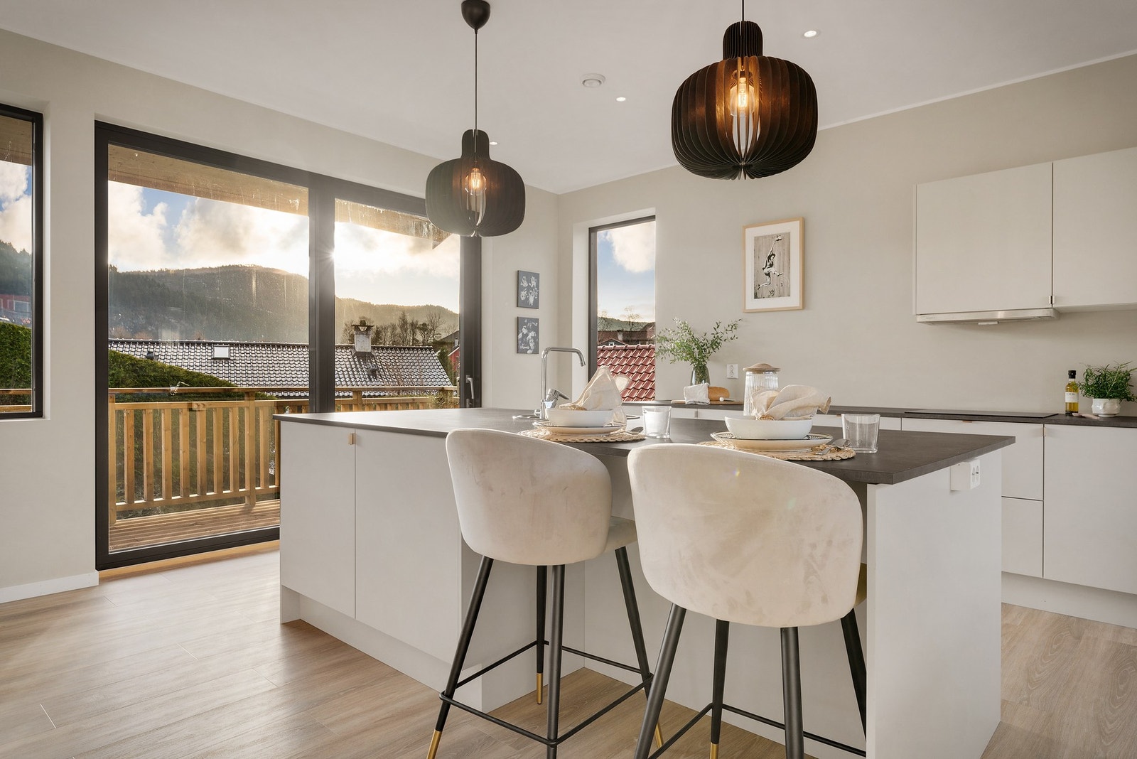 Det følger med en vakker øy til kjøkkenet med belysning. Galleribilde