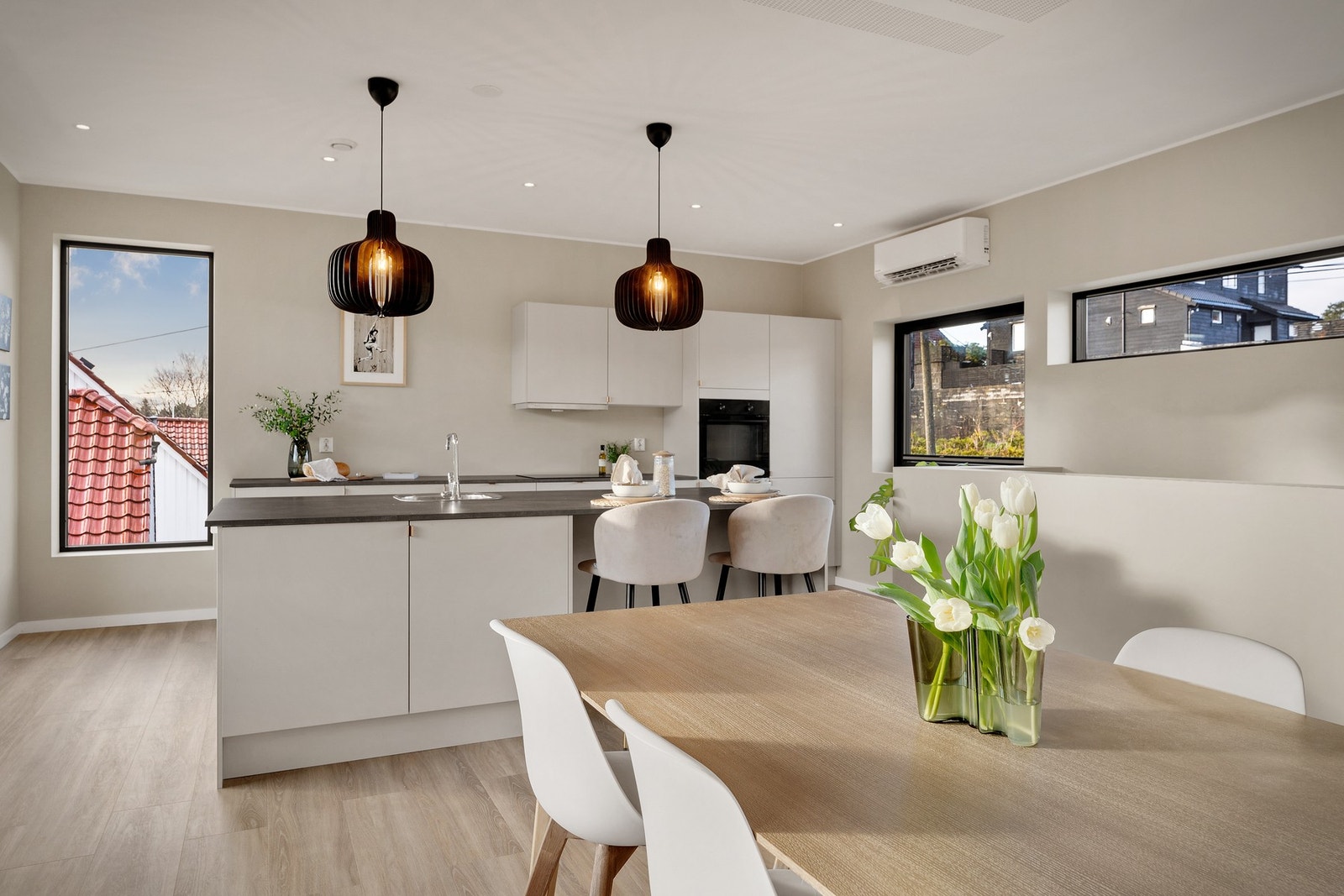 Kjøkkenet har mye naturlig lysinnslipp med god oppbevaringsplass. Galleribilde