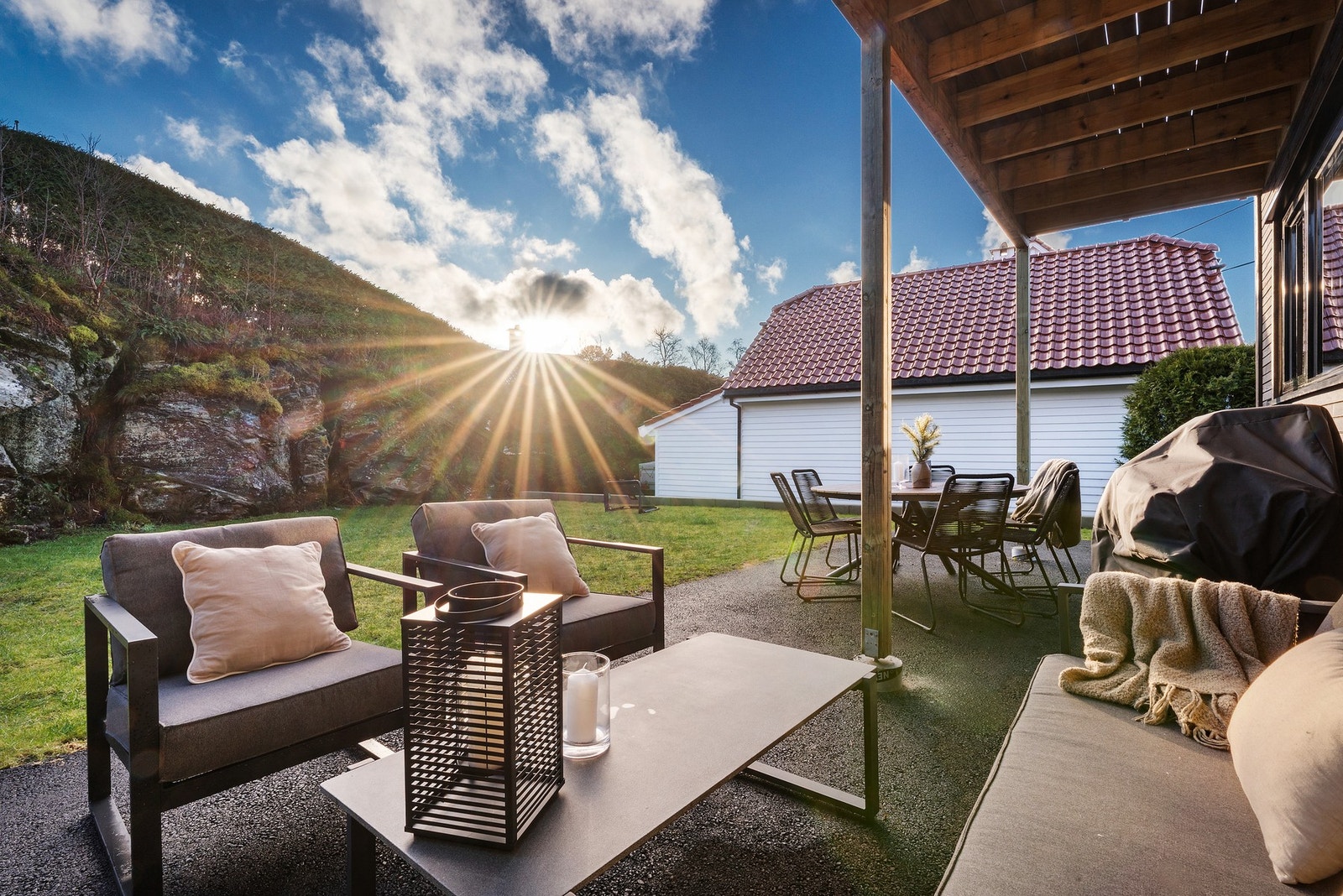 På baksiden av boligen får man en nydelig uteplass med mange muligheter. Galleribilde