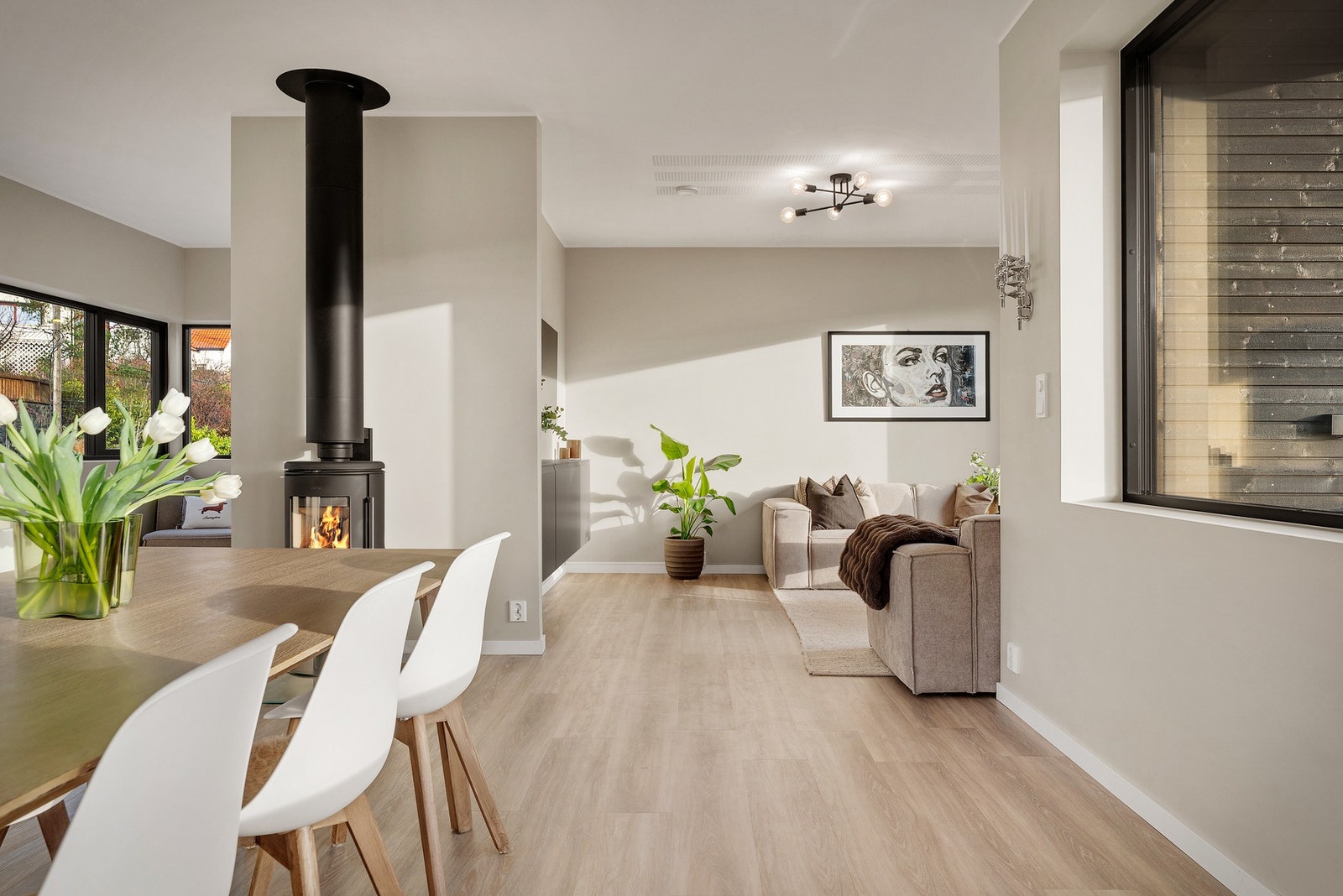 Boligen går over 2 plan, og har blant annet 3 soverom, 1 toalett, 1 bad og en fantastisk åpen stue/kjøkkenløsning. Galleribilde