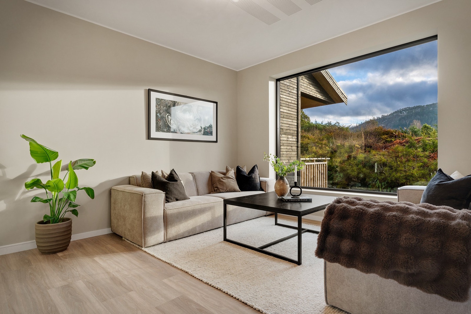 Stuen har utrolig fin belysning med mye naturlig lysinnslipp. Galleribilde