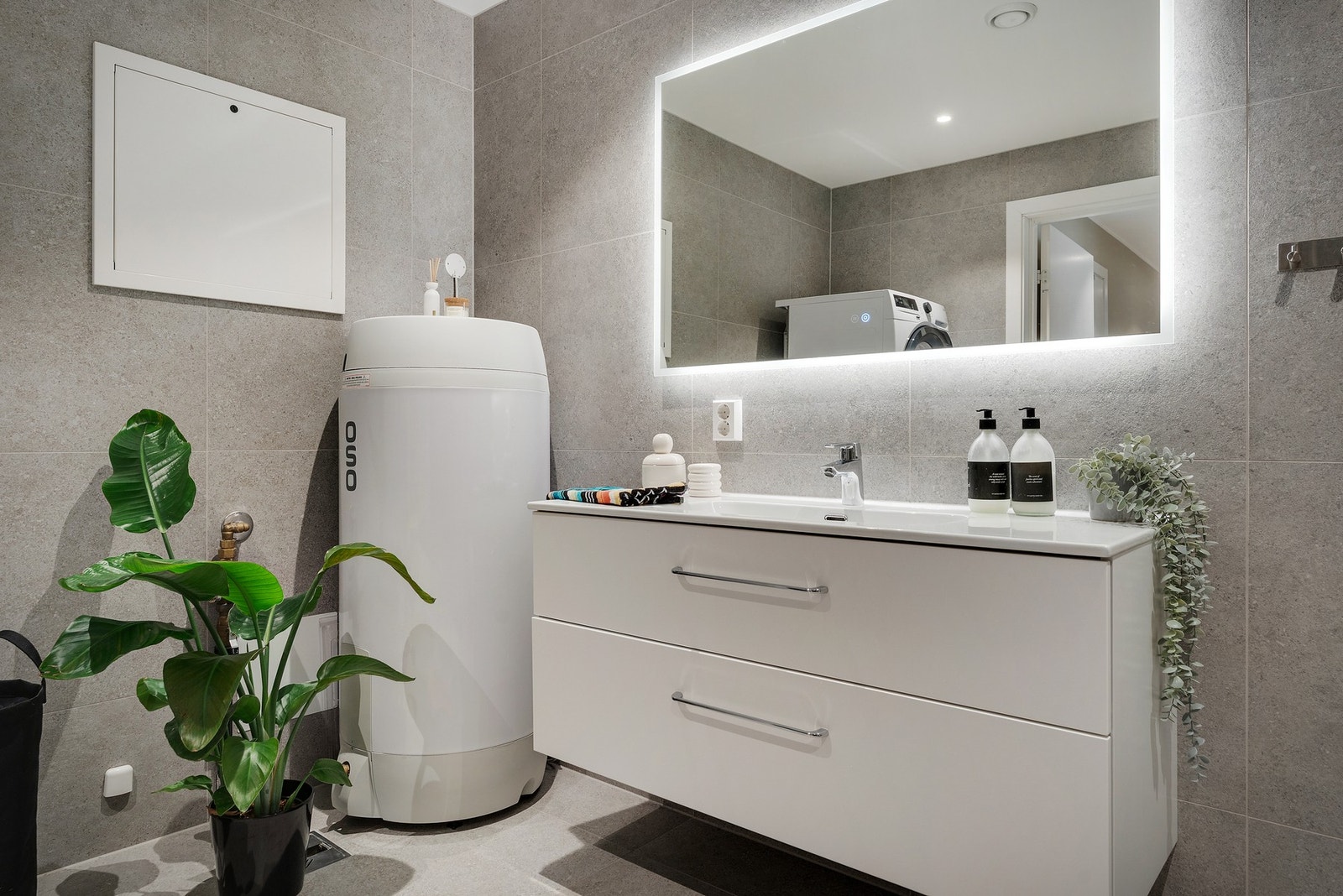 Her får man blant annet veggehengt toalett, stort dusjhjørne og et moderne speil med belysning. Galleribilde