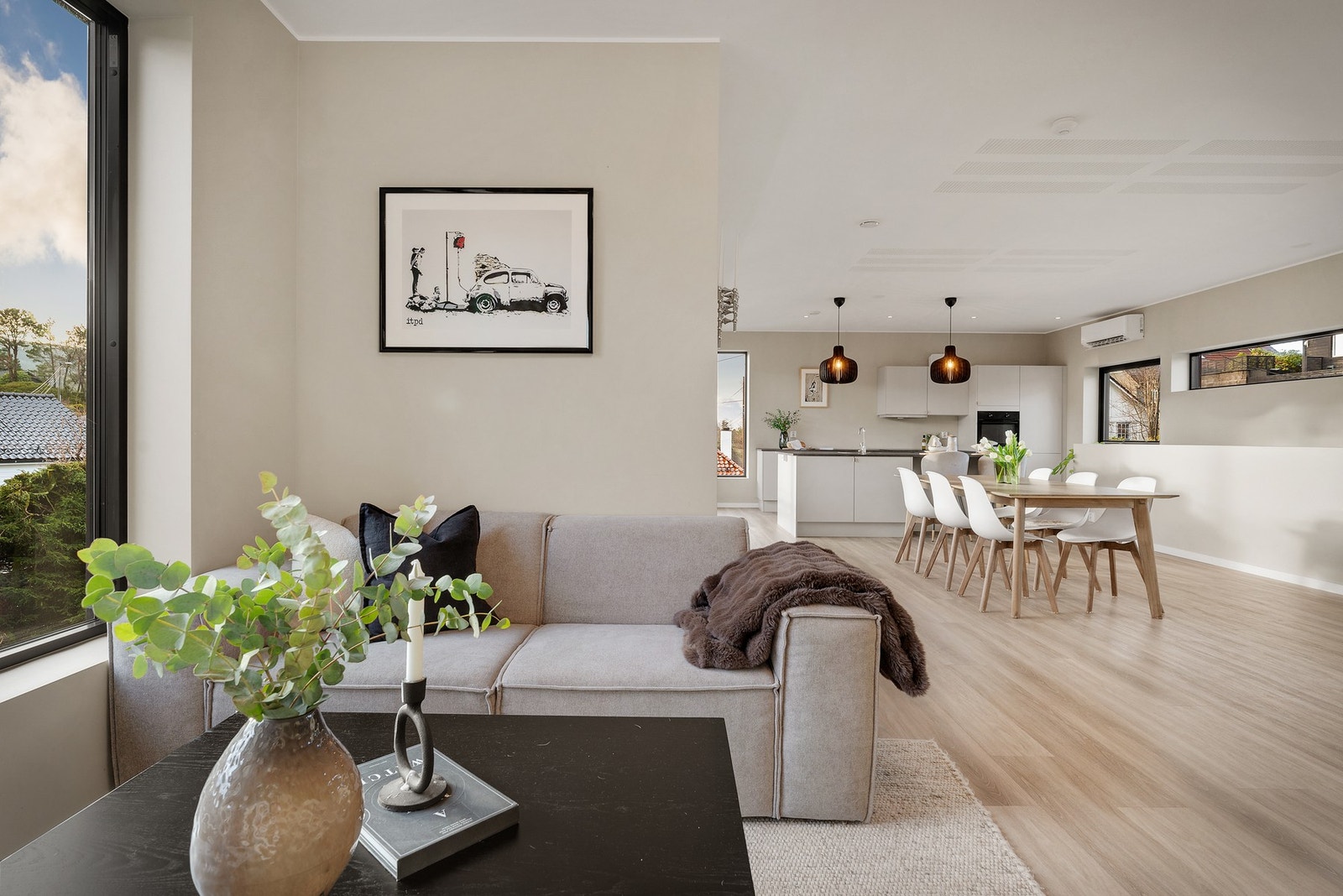 Stuen har god plass til det som skulle vært ønskelig av møbler. Galleribilde