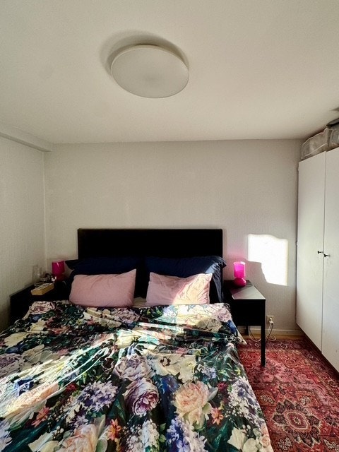 Soverommet har plass til både dobbeltseng og garderobeskap. Galleribilde