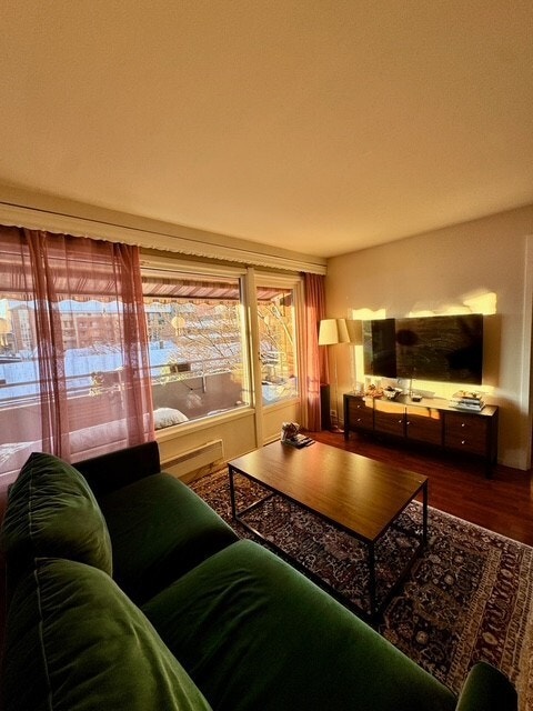 Romslig stue - åpner mot balkong og fylles med naturlig lys gjennom store vinduer. Galleribilde