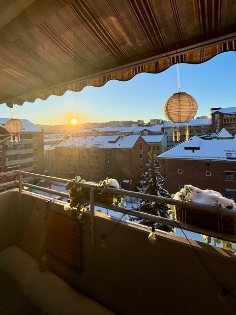 Balkong mot rolig bakgård. Galleribilde