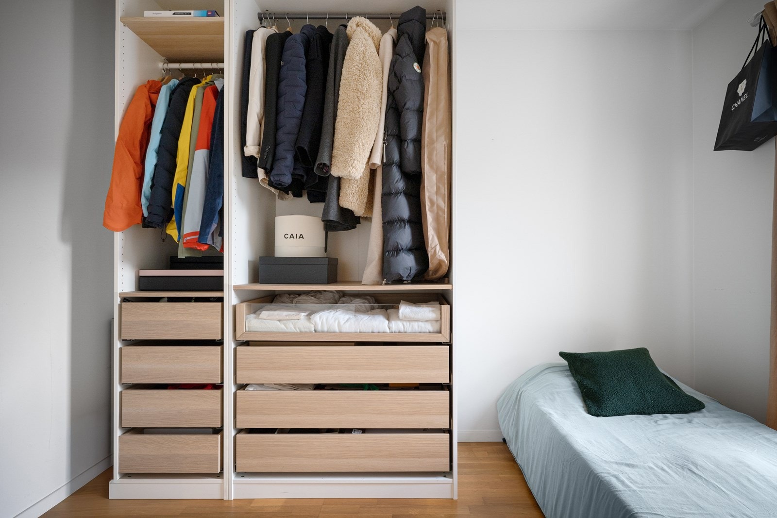 Soverom i 1. etasje med god garderobeplass Galleribilde