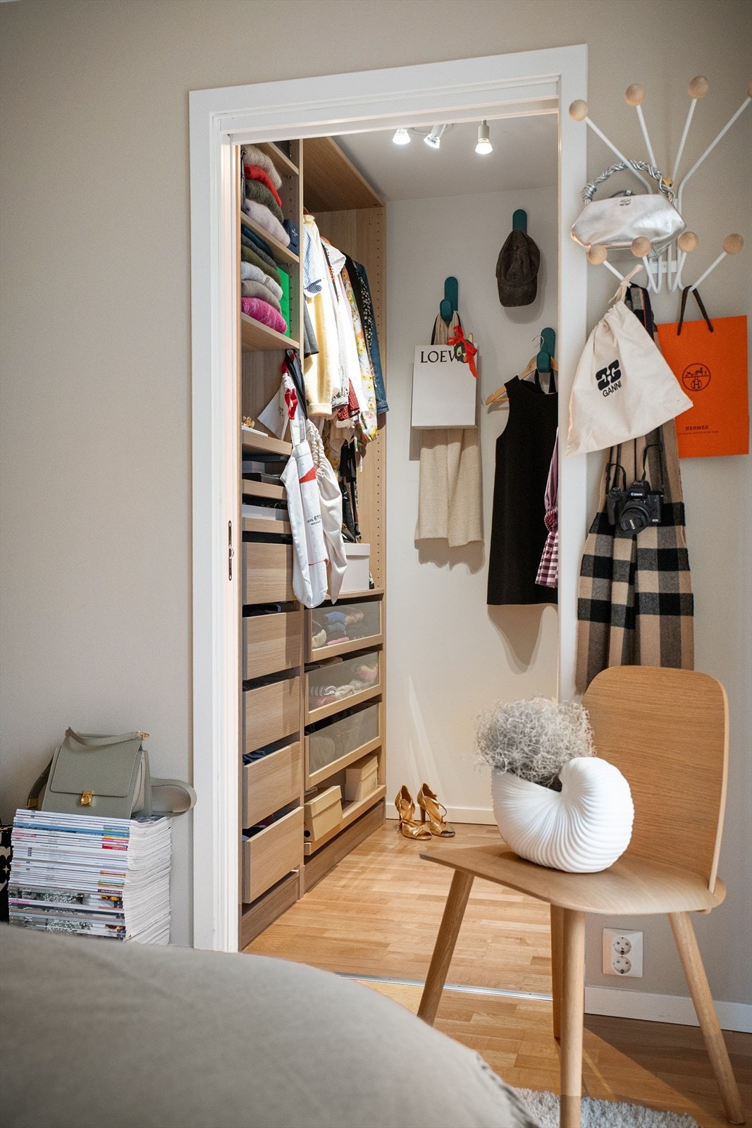 Meget kjekt garderoberom på hovedsoverommet Galleribilde