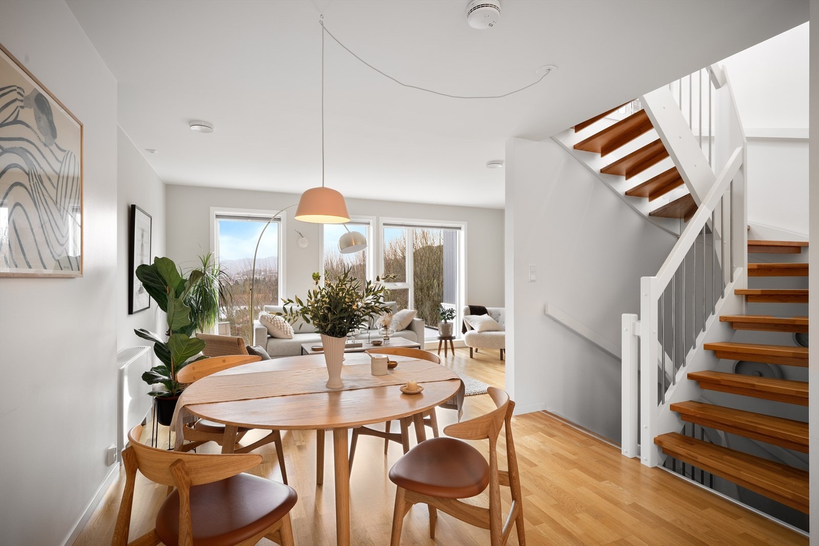 Lys stue med gjennomgående lys - god plass til sofagruppe og spisebord Galleribilde