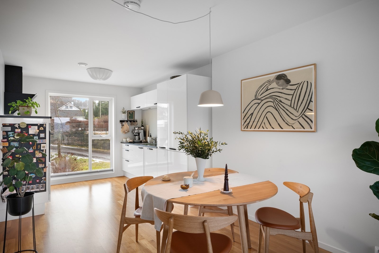 Det er også gode vinduflater i kjøkkendel - en får gjennomgående lys Galleribilde