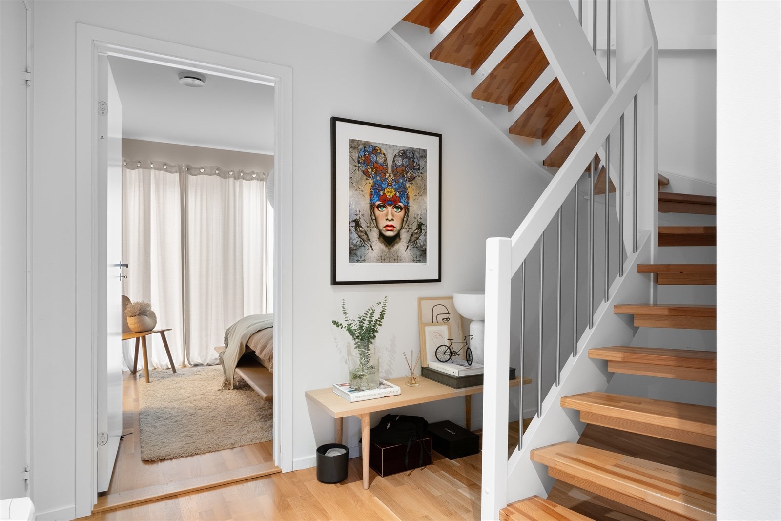 Fra gang og trapp opp mot 2. etasje Galleribilde