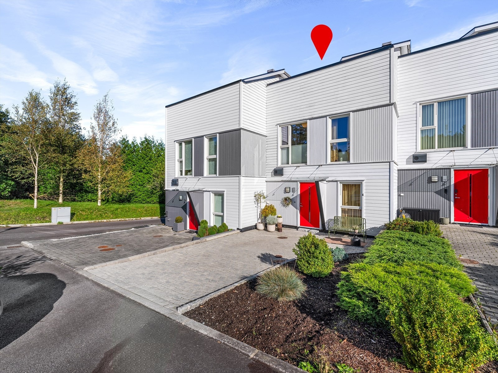 Pent og innholdsrikt rekkehus med attraktiv og barnevennlig beliggenhet. Takterrasse på 30 kvm med utsikt (foto: Dirdal foto) Galleribilde