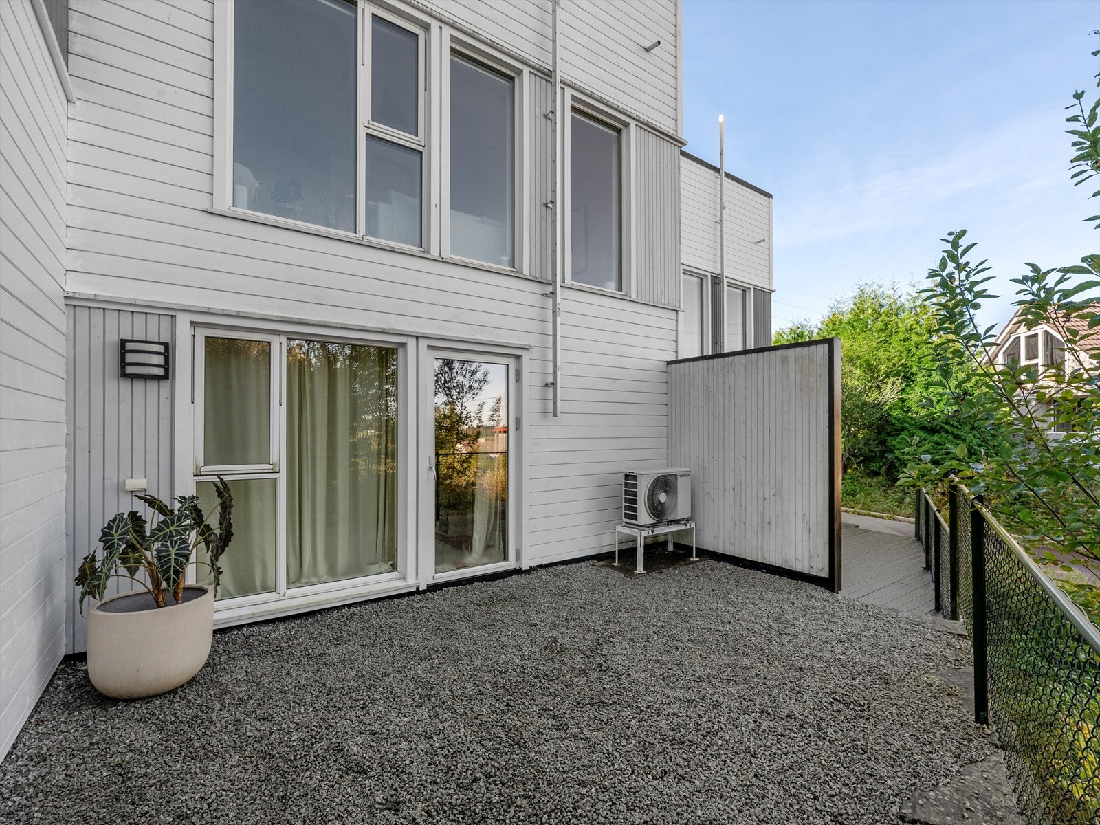 Det er også et lite uteområde på baksiden av huset (utgang via hovedsoverommet). Galleribilde