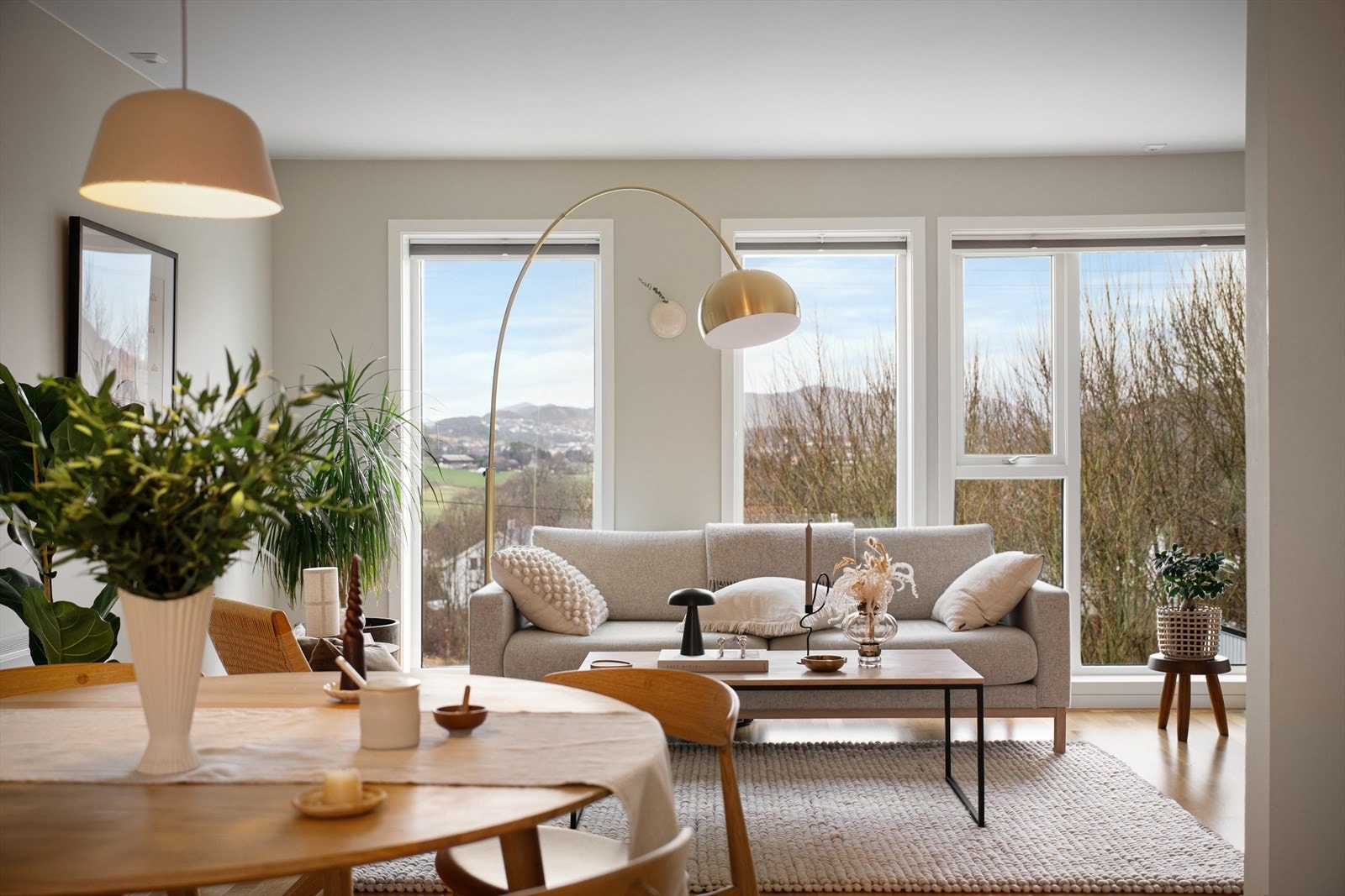 Store vindusflater gir godt med lys inni boligen Galleribilde