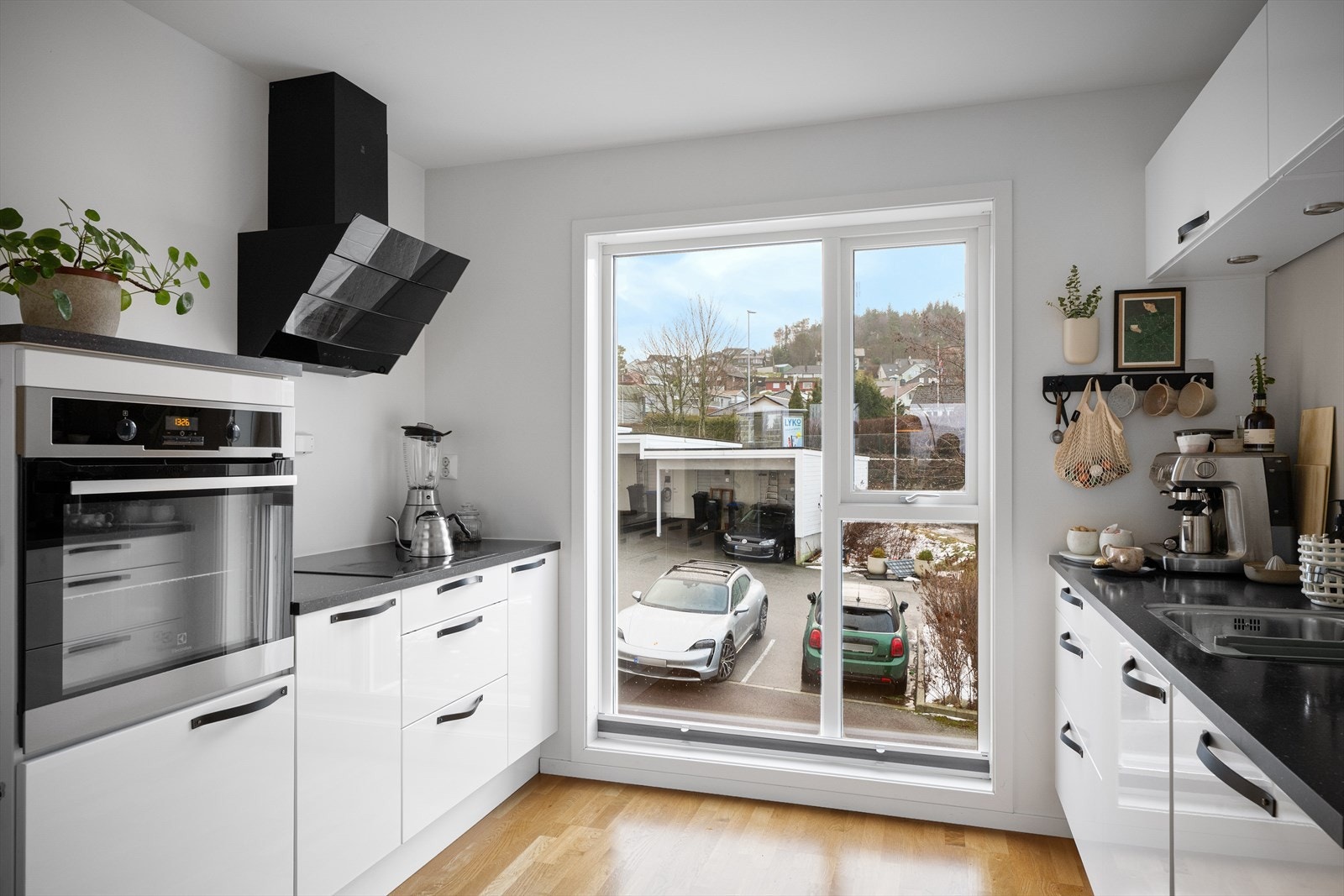 Innholdsrik kjøkkeninnredning i i hvit høyglans utførelse. Integrert platetopp, stekeovn, kjøl-/fryseskap og oppvaskmaskin medfølger. Galleribilde