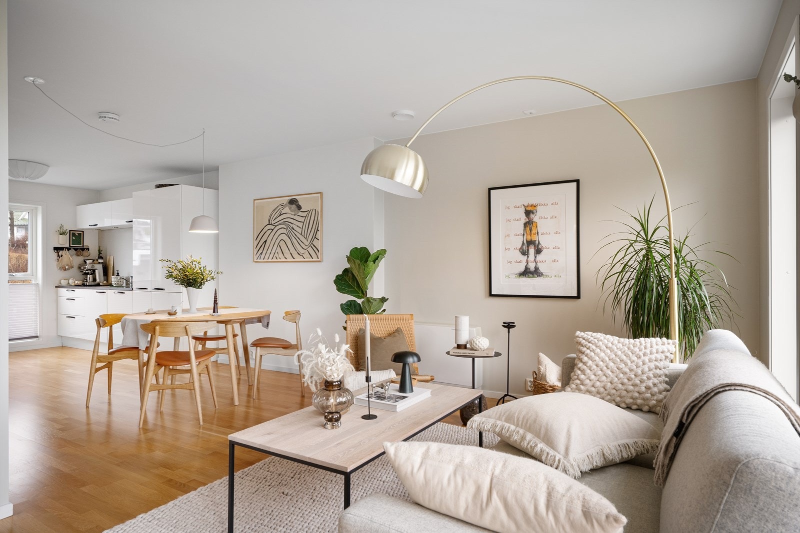 Kjøkkenet er godt trukket tilbake i den ene delen av rommet Galleribilde