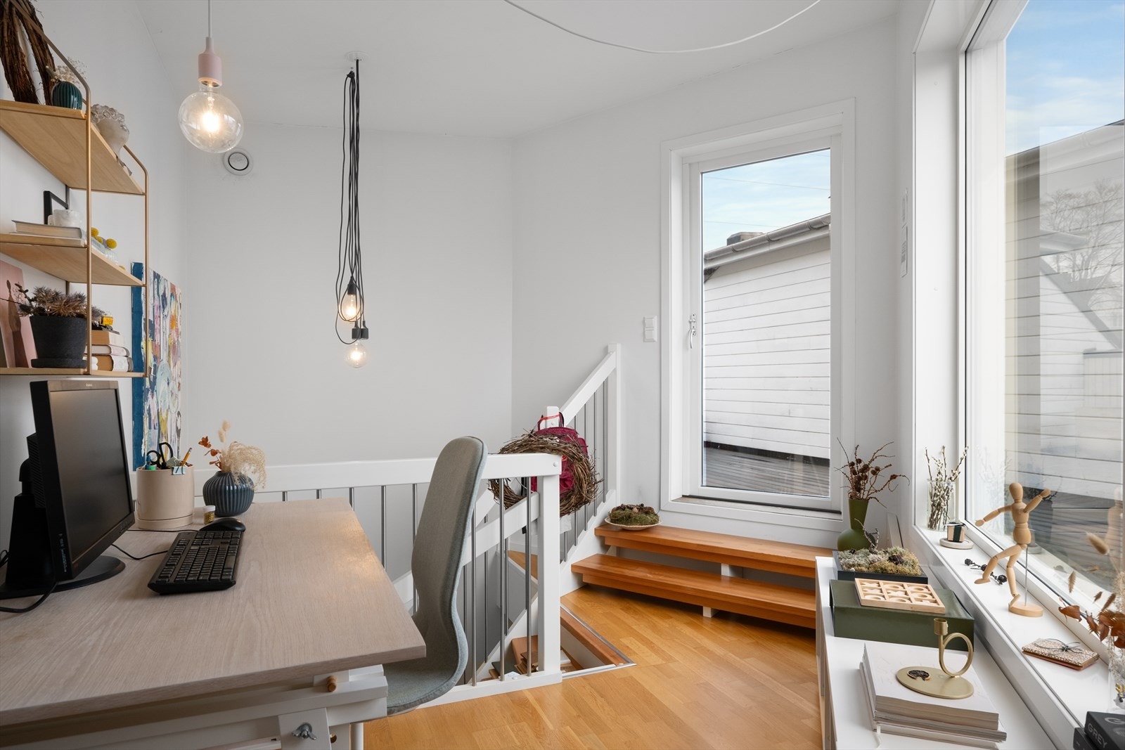 Kontor i 3. etasje (opprinnelig byggemeldt som bod). Her kan en gå ut på den kjekke takterrassen på ca 30 kvm Galleribilde