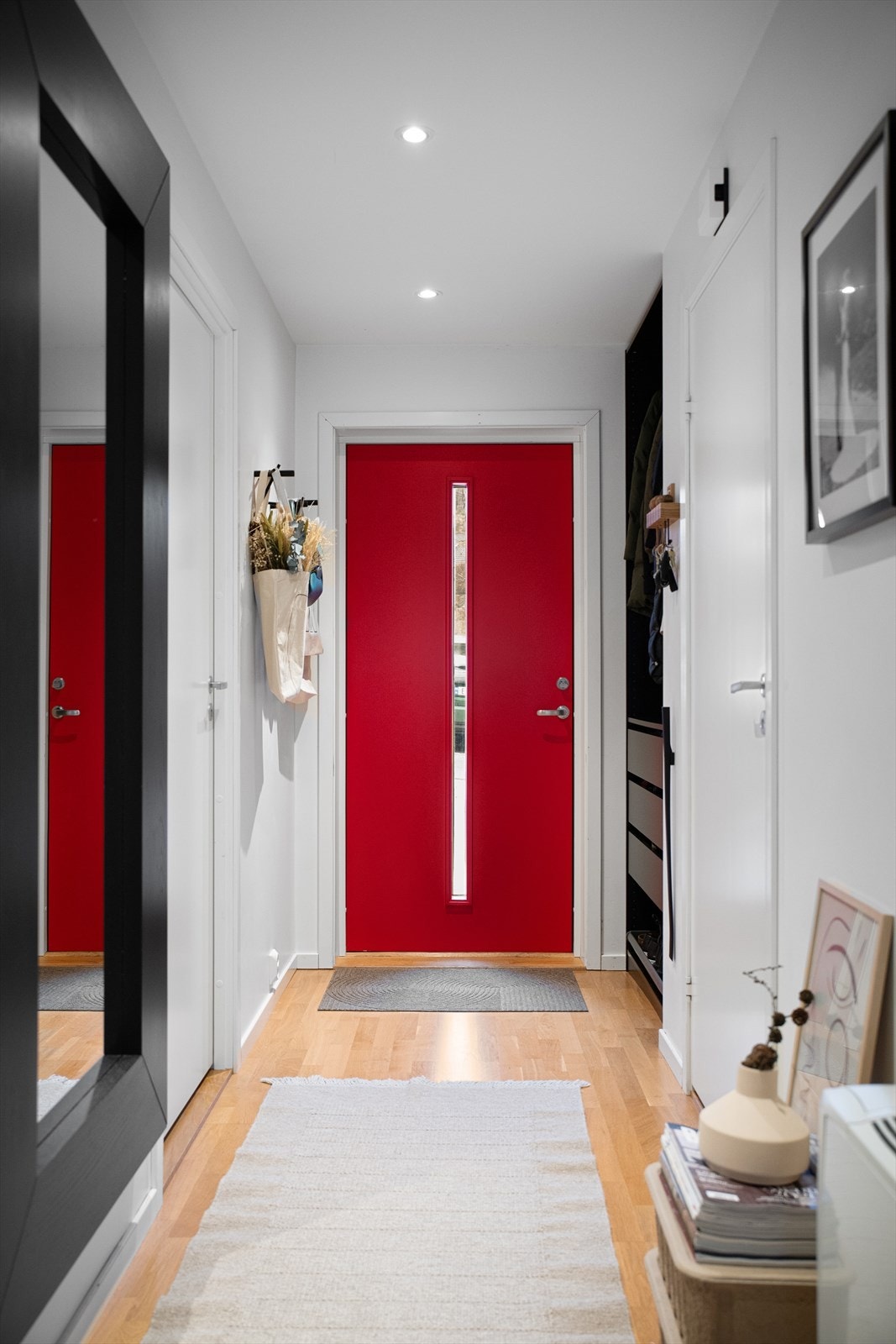 1. etasje: Romslig gang med god garderobe, her er det god plass til å henge fra seg klær og sko. Galleribilde