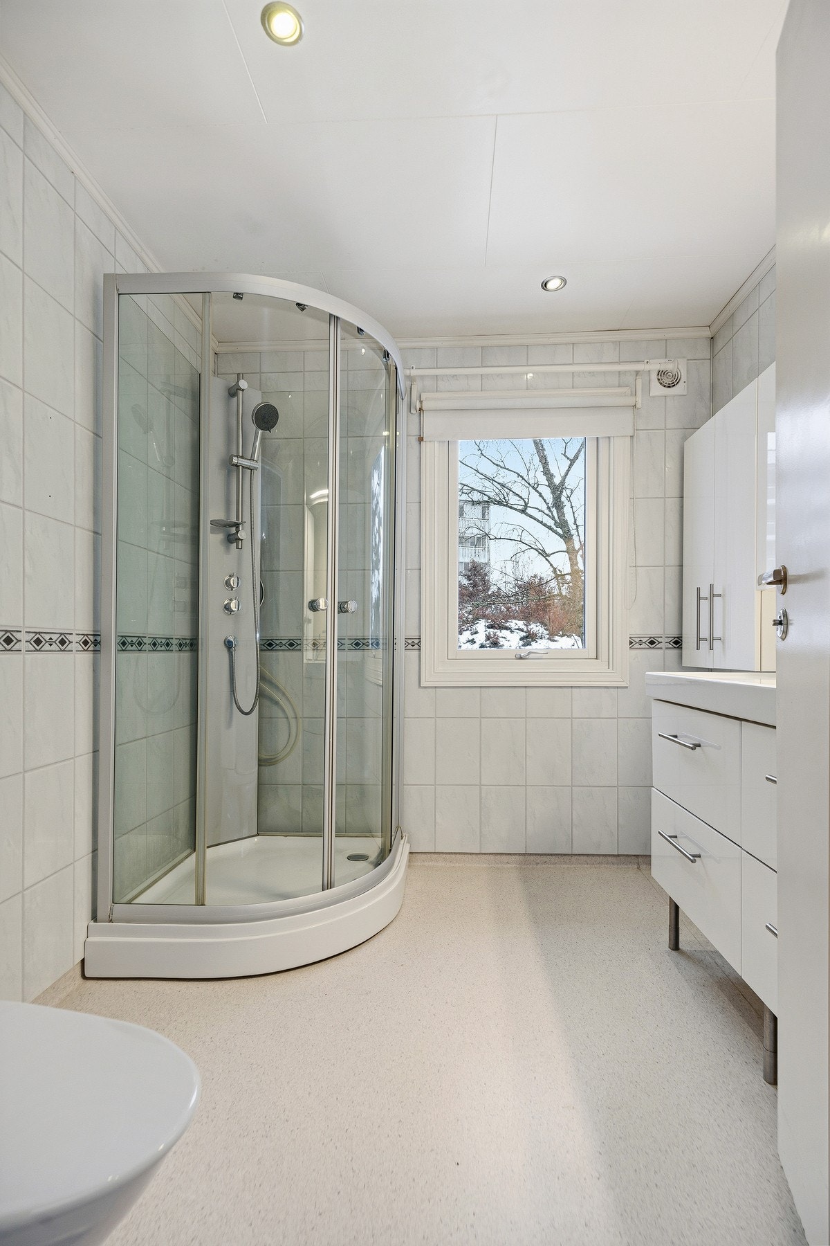 Hoveddelen har et lyst bad i 1. etasje, innredet med downlights, varmekabler og dusjkabinett. Galleribilde