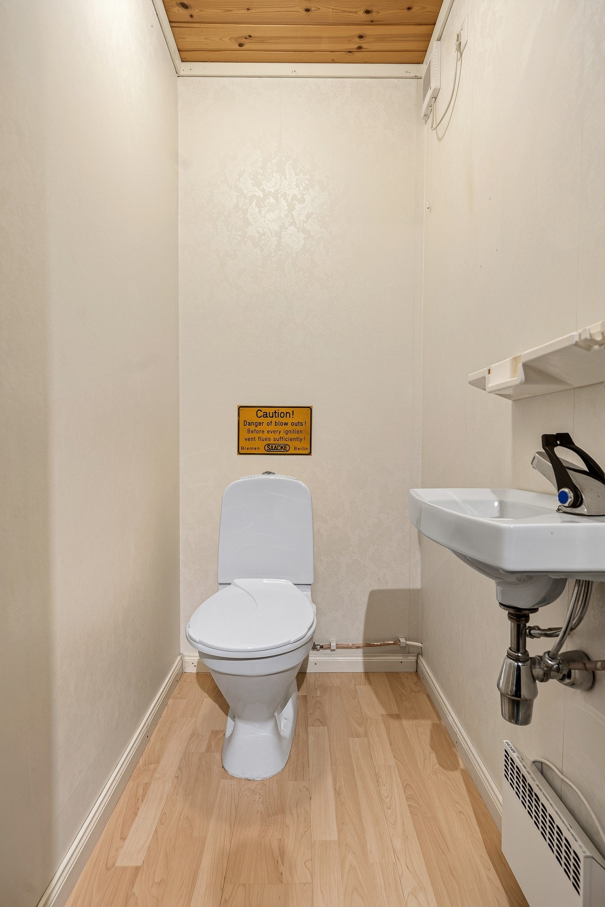 Ved gangen i underetasjen har hoveddelen et praktisk gjestetoalett. Galleribilde