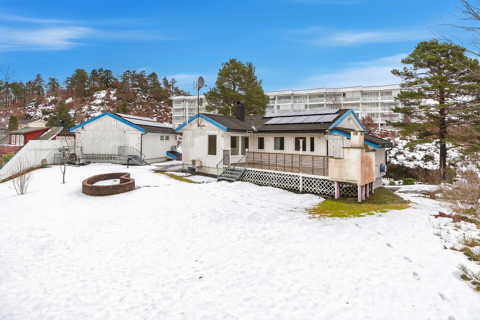 Beliggenheten er familievennlig, i en trafikkstille gate med nærhet til dagligvare, turveier og skole for alle trinn. Galleribilde