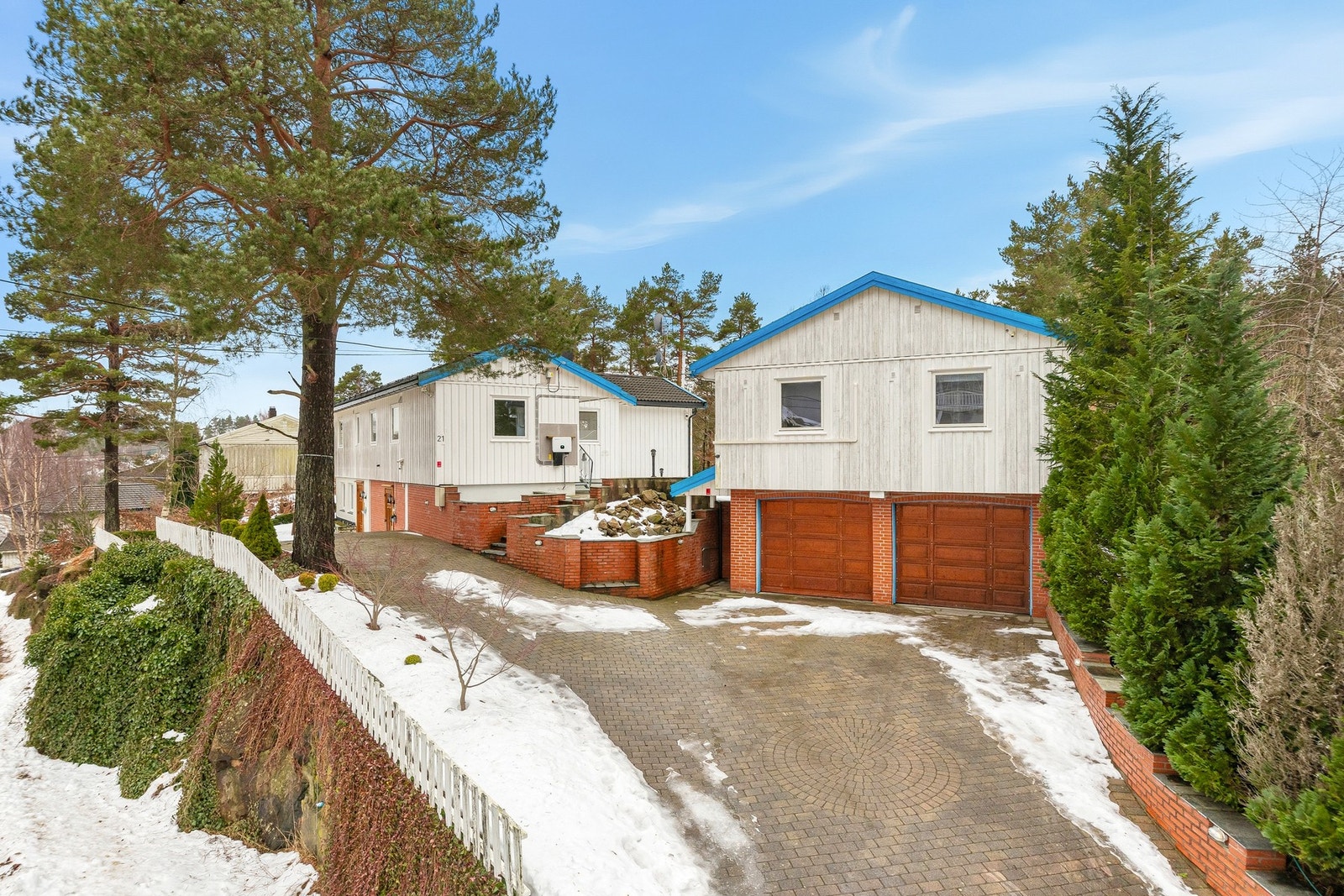 Velkommen til Hisøy og Hisøysvingen 21, en innholdsrik enebolig med 2 utleiedeler og dobbel garasje. Galleribilde