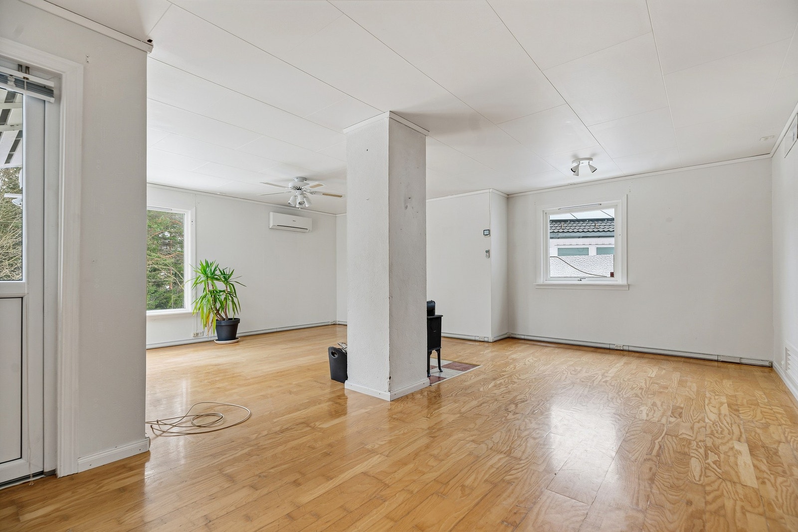 Lys og hyggelig stue med utgang til terrassen og hagen. Galleribilde