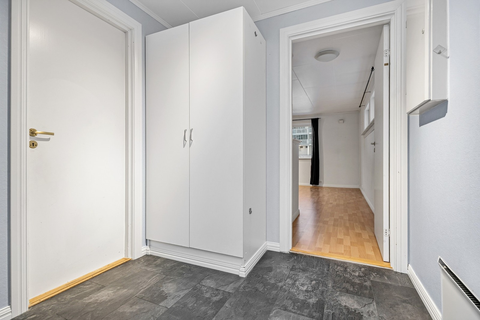 Entré til leiligheten med adkomst til en praktisk bod med gode oppbevaringsmuligheter. Galleribilde