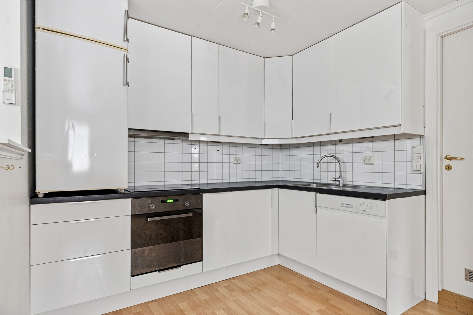 Kjøkkenet i garasjen er oppført i en funksjonell L-form med god skap- og skuffeplass. Galleribilde