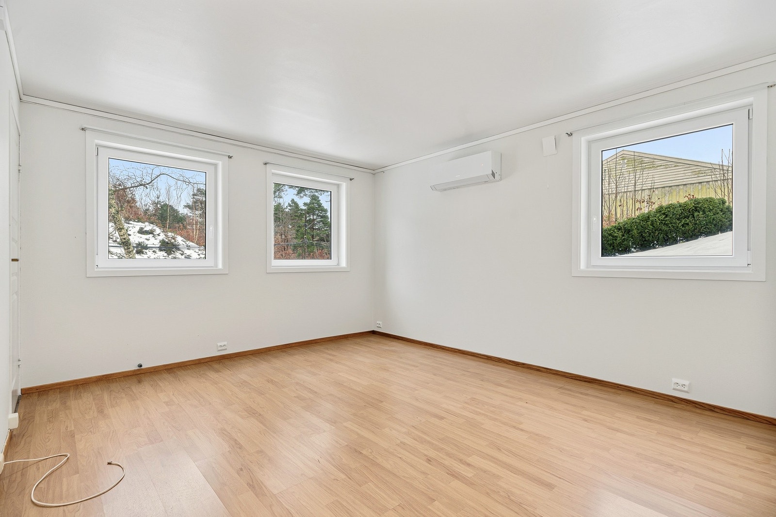 Utleiedelen i underetasjen består av entré, bod, bad, stue, kjøkken og soverom. Galleribilde