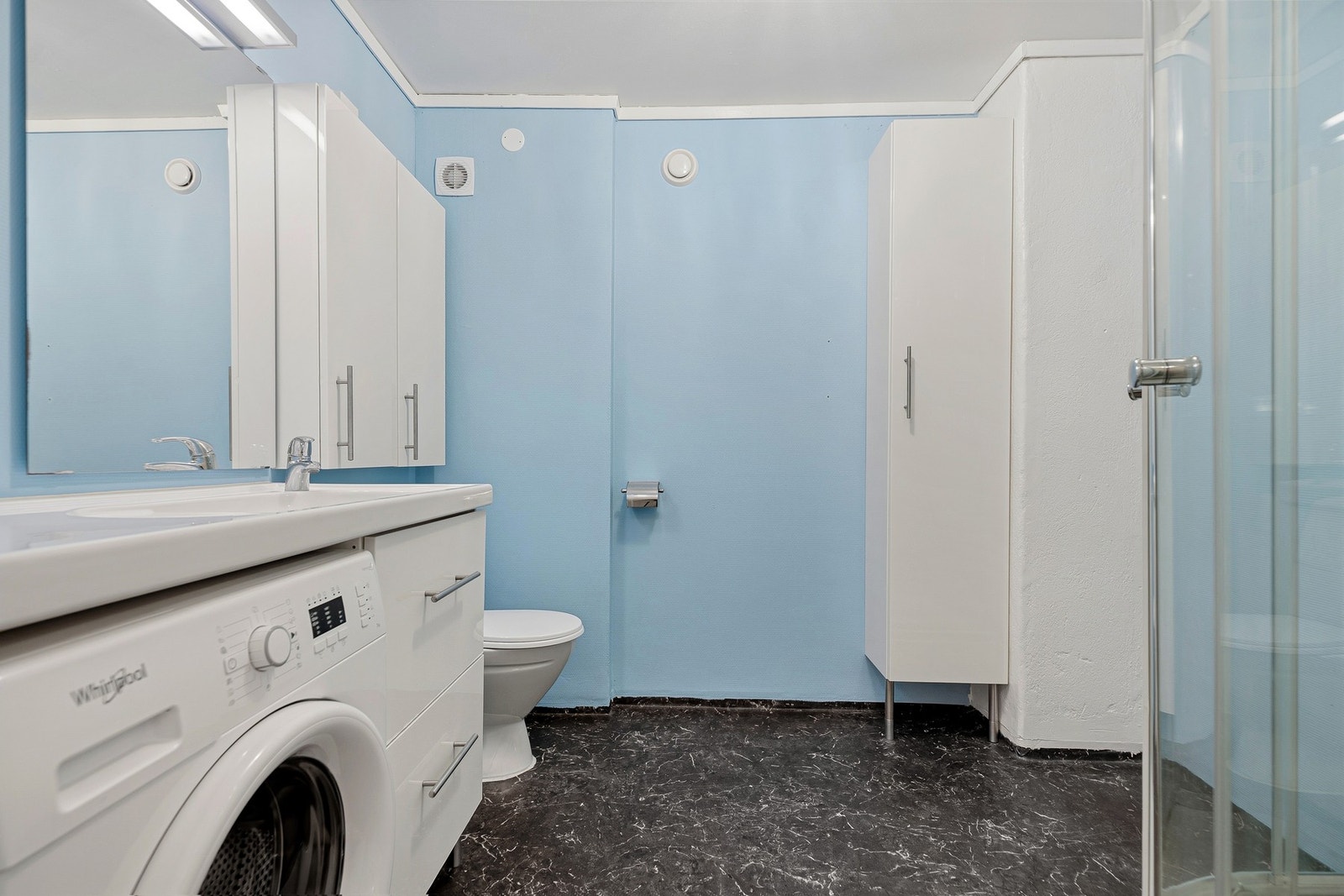 På badet i underetasjen er det dusjkabinett og varmekabler. Galleribilde