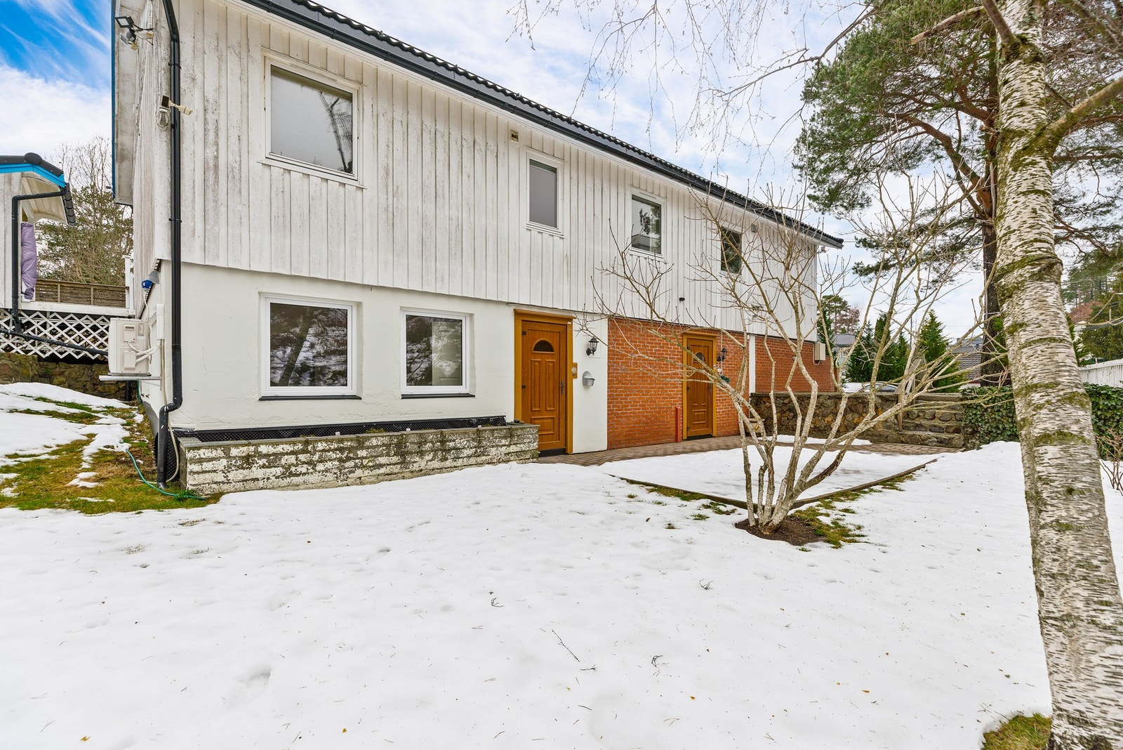 Eneboligen har to godkjente utleiemuligheter, hvor den ene har egen inngang til deler av underetasjen. Galleribilde