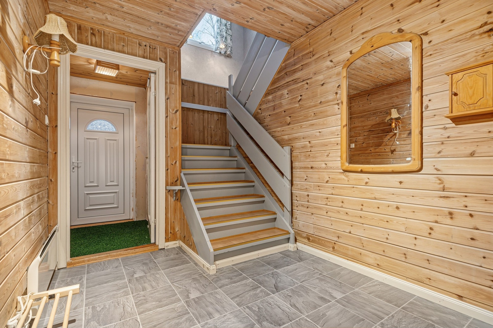 I gangen til hoveddelen er det god plass til å sette fra seg skoene og henge fra seg yttertøyet. Galleribilde