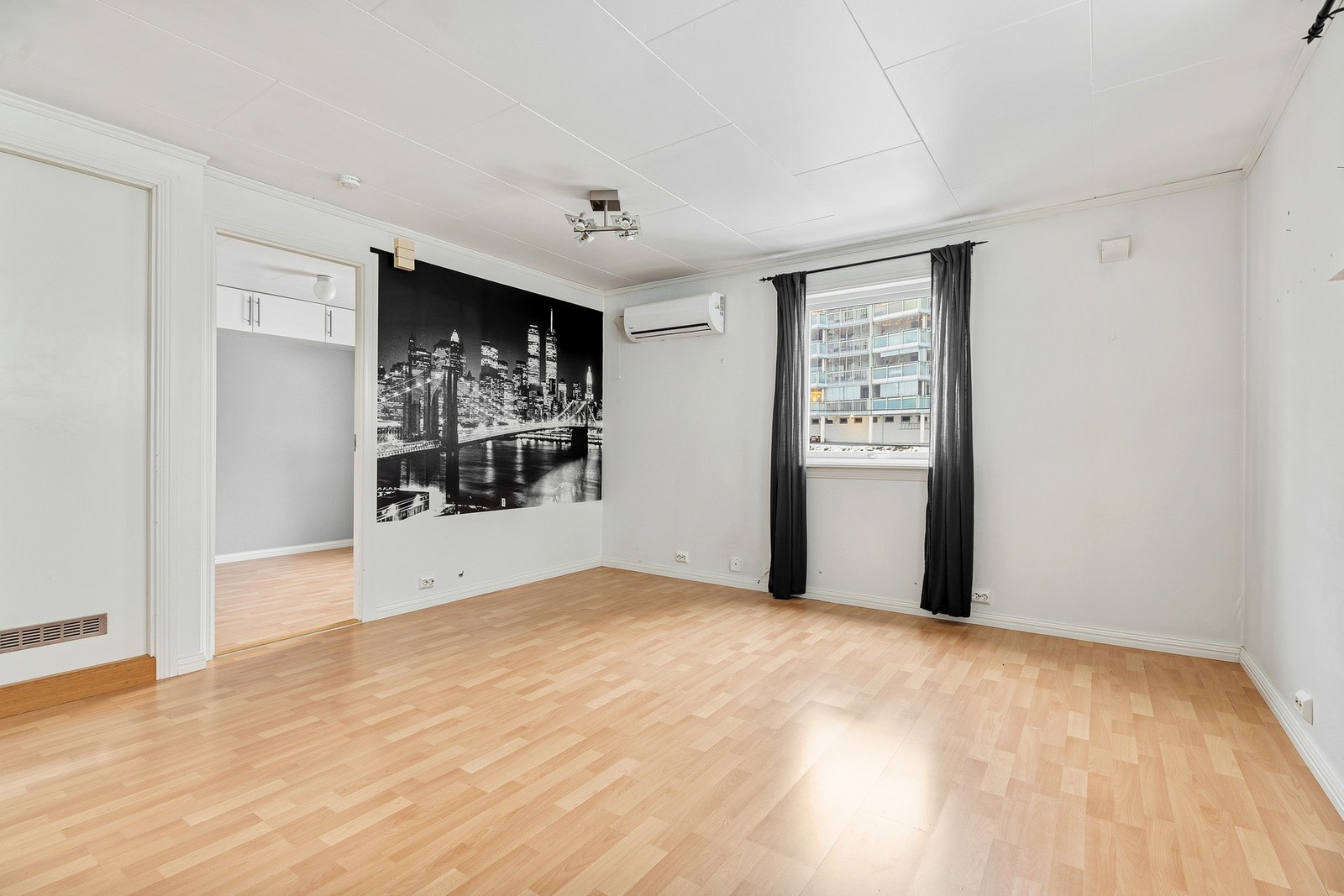 Utleiedelen i garasjen har en nyere varmepumpe for jevn og behagelig varme. Galleribilde